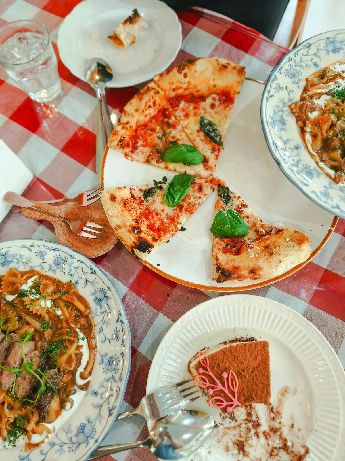 Tafel met Italiaanse gerechten